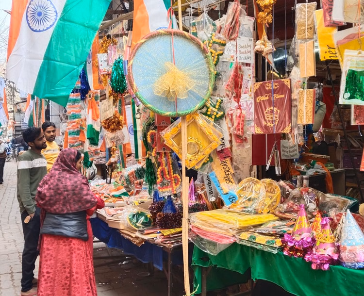 Stalls Painted In Patriotic Colours, Demand For Khadi Flags Increased - Sultanpur News