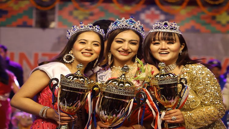 Winter Carnival Manali:विंटर क्वीन बनीं मंडी की स्नेहा, संयोगिता-इशिता के सिर भी ताज; नितिन वॉयस ऑफ कार्निवल - Winter Carnival Manali: Sneha From Mandi Became The Winter Queen, Nitin The Voice Of Carnival