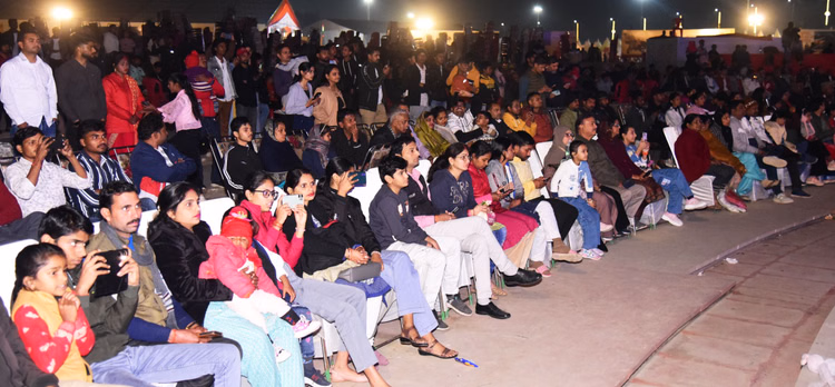 Street Plays And Puppet Dances Kept The Atmosphere Lively. - Lucknow News