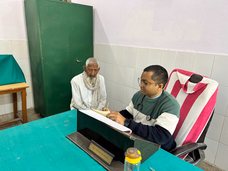 Crowd Of Patients Suffering From Seasonal Diseases - Kushinagar News