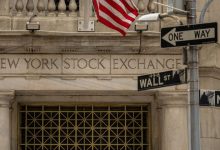 Wall Street indicators deepen its losses despite postponing Trump some fees