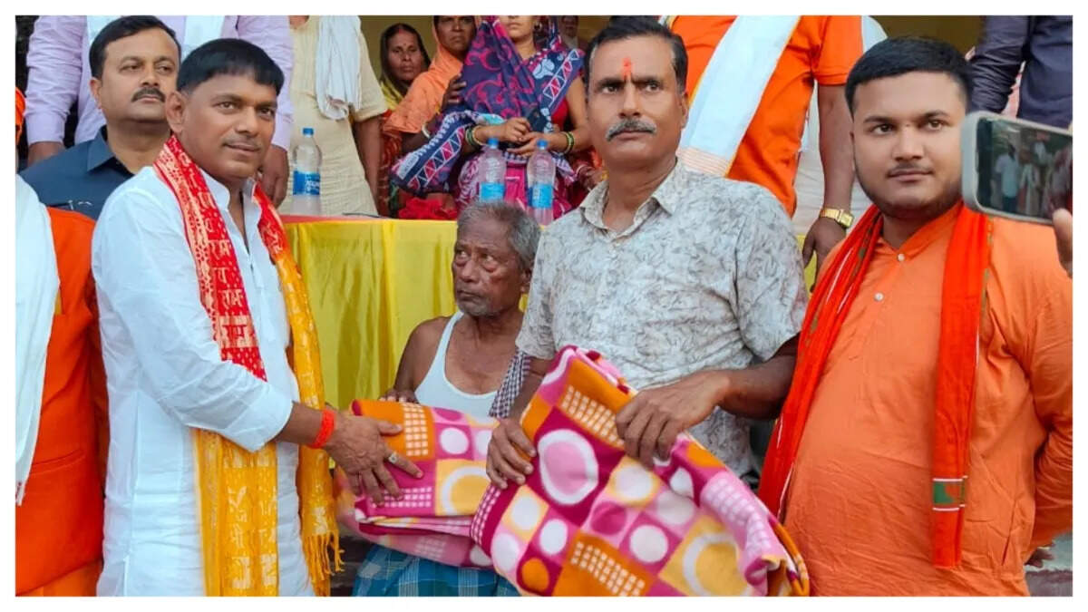 Minister of Bihar spread 700 blankets in the heat of 40 degrees Celsius, criticism of videos viral