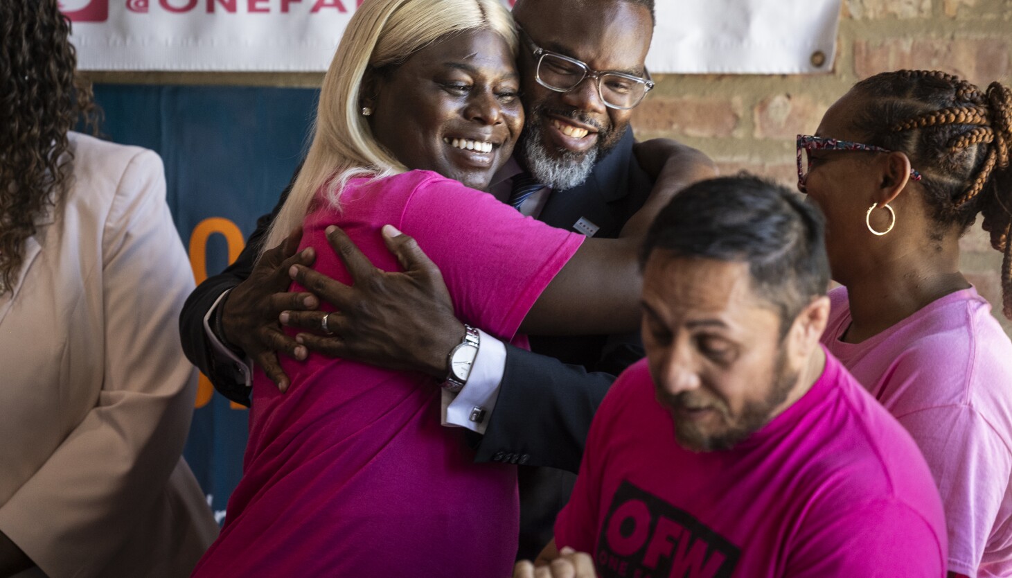 mayor-brandon-johnson-credits-tipped-minimum-wage-legislation-with-fueling-growth-in-chicago