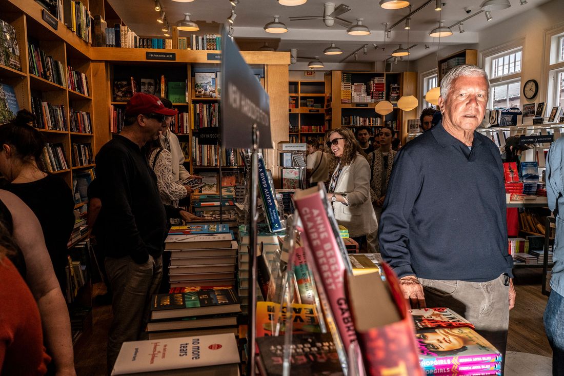 DOES LARRY GAGOSIAN LIKE HIS HAMPTONS BOOKSTOR? – ryan