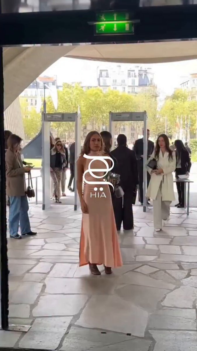 كاميرا “هي” التقطت جنى وكنزي دياب، ابنتي عمرو دياب، خلال عرض Rabanne ربيع وصيف 2026 حيث خطفتا…