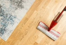 أفضل طريقة آمنة لتنظيف الأرضيات الخشبية بخطوات سهلة ومكونات بسيطة