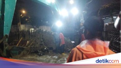 Embankment breached in Tangsel, residential settlements submerged in floods