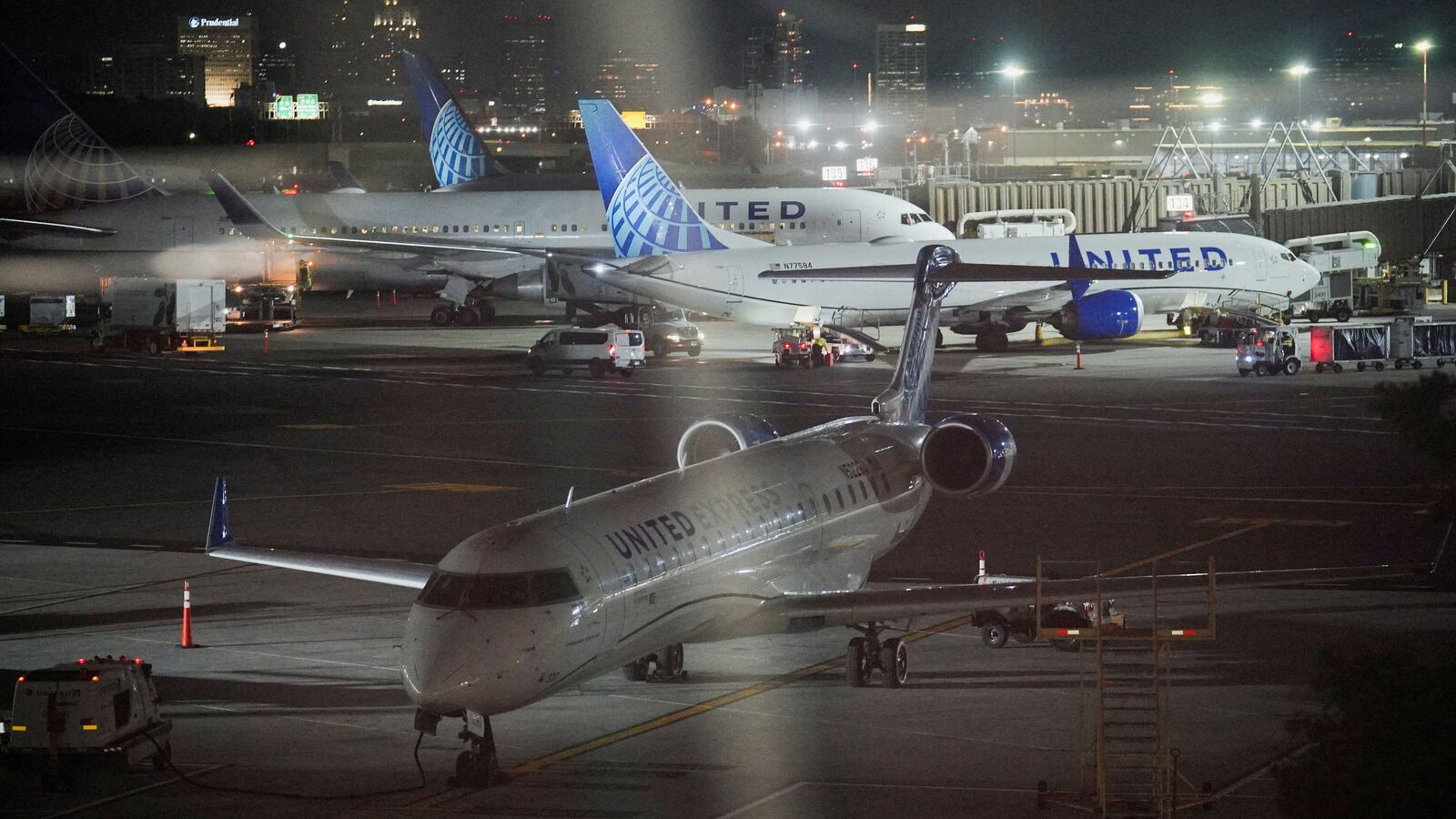 FAA nearly shuts down Orlando airport due to staffing shortage amid shutdown, thousands of flights delayed, canceled