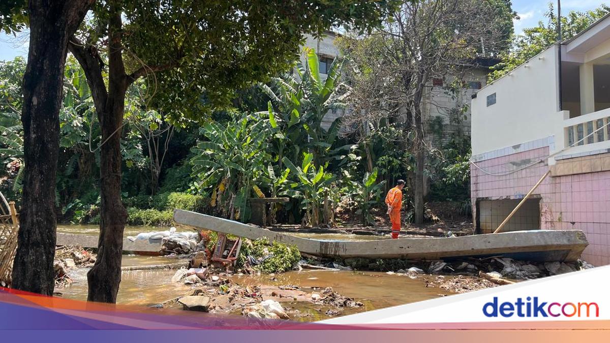 Baswedan embankment is broken, water is still overflowing even though it is blocked by sandbags
