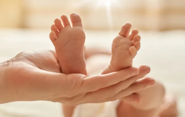 للحفاظ على سلامته.. إليكِ 3 طرق لحمامات الشمس لطفلكِ الرضيع