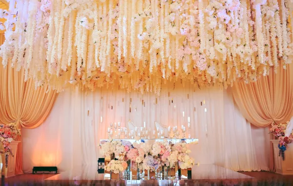 نصائح مفصلة من مصمم ديكور لتنسيق قاعة الزفاف المغلقة