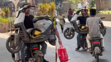 People go on scooters but here the opposite happens, it is worth watching the video.