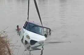 Watch the video: A major accident was averted in Dungarpur, a woman from a teacher’s family who was drowning in the car saved her life.