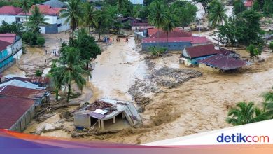 The Padang Panjang-Siringin route is still cut off after flash floods