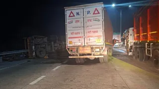 Faridabad: Driver dies in collision between two trucks on KGP, truck stood on road without reflectors – Faridabad truck driver dies in KGP collision due to missing reflectors