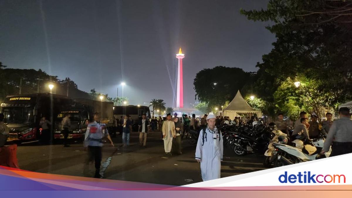 212 Reunion finished before early morning, crowds began to leave the Monas area