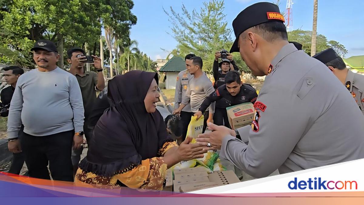 Asih and Aceh residents Tamiang Semringah, deputy chief of police, come to give food aid
