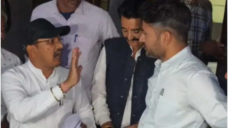 Heated debate between BJP Panchayat Samiti Pradhan and SDM on demands of farmers in Barmer, debate started with ‘lollipop’, led to resignation