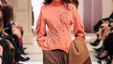 السروال البني اختيارنا الأمثل لهذا الشتاء .. إليكِ كيف ننسقه مع عدة إطلالات متنوعة #موضة