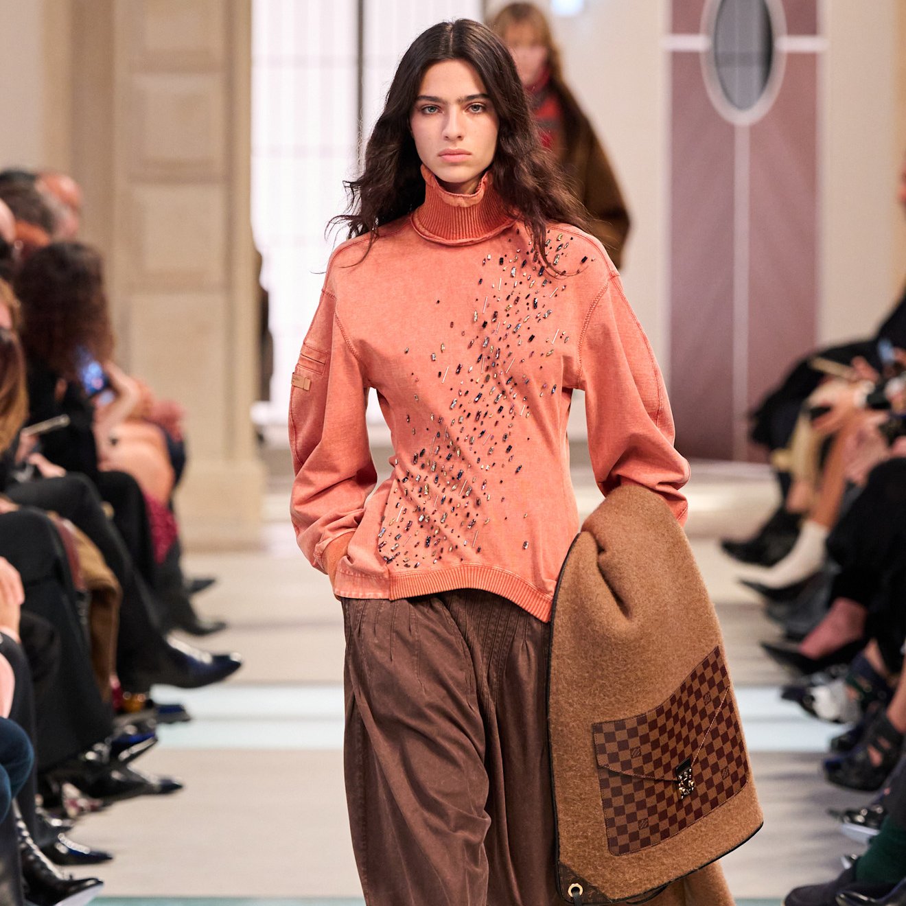 السروال البني اختيارنا الأمثل لهذا الشتاء .. إليكِ كيف ننسقه مع عدة إطلالات متنوعة #موضة