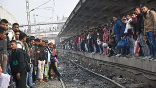 Bihar Sipahi Bharti: In Muzaffarpur, candidates occupied several trains including intercity, heated argument – bihar sipahi bharti muzaffarpur candidates occupied several trains including intercity