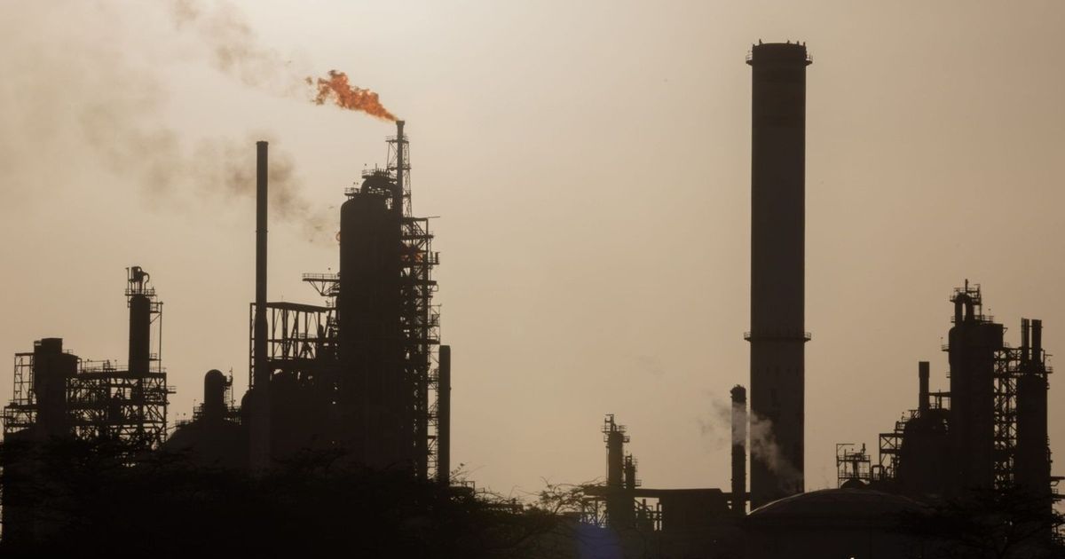 Oil continues to post gains as US tensions with Venezuela escalate