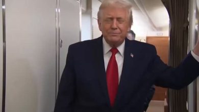 فيديو | في موقف طريف على طائرة الرئاسة.. أحد أفراد الطاقم يفتح باب الحمام ليصطدم بالرئيس ترمب…