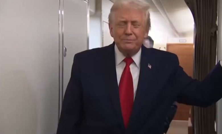 فيديو | في موقف طريف على طائرة الرئاسة.. أحد أفراد الطاقم يفتح باب الحمام ليصطدم بالرئيس ترمب…