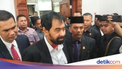 The governor of Aceh said the Chinese team was overwhelmed by finding flood victims because there was so much wood