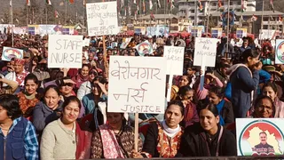 Mandi: Posters of unemployed in government programme, nursing students made banners in the pandal itself; Congress came into action – mandi sukhu government meeting poster dispute nurse trainee shows slogan for demand and jobs