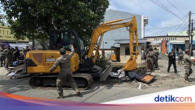 Depok City Government demolished 59 street vendors and illegal buildings on Slippery River Banks