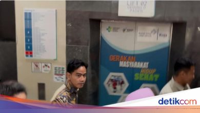 Gibran visits Koja Regional Hospital, visits students and teachers who are victims of an MBG car