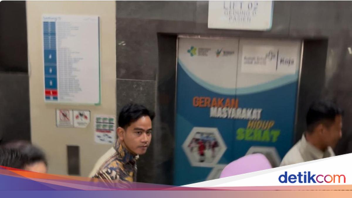 Gibran visits Koja Regional Hospital, visits students and teachers who are victims of an MBG car