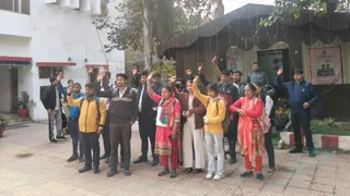Ghaziabad unemployed people beware! Cheating in the name of getting a job in metro, bank and airport; Protest outside the police station – Ghaziabad job fraud exposed victims protest