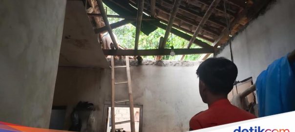 The fragile roofs of Bogor residents’ houses are collapsing due to heavy rain