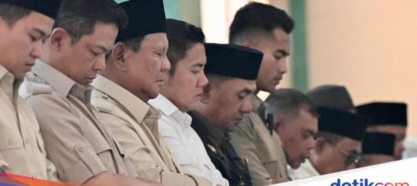The moment Prabowo prays with refugees in Takengon, Aceh on Friday