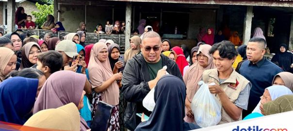 Andre Rosiade hands over hundreds of basic food supplies in Jambak Village, Koto Tangah