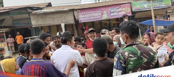 The moment Cabinet Secretary Teddy greeted Acehnese residents who were left behind the president’s entourage