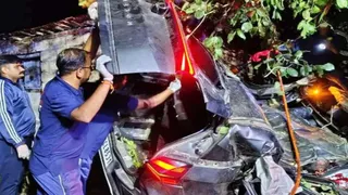 Gujarat: Speeding car collides with tree and overturns in Amreli, three people killed – amreli road amreli speeding car crashes into tree 3 people killed