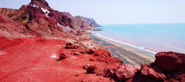 After the rain, the whole island turned red, the color of the coast and rivers changed, even scientists were surprised.
