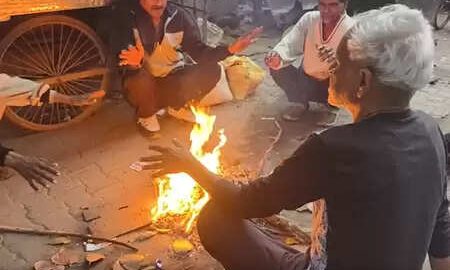 Delhi: Life disrupted due to severe cold, people trying to save themselves by lighting bonfires