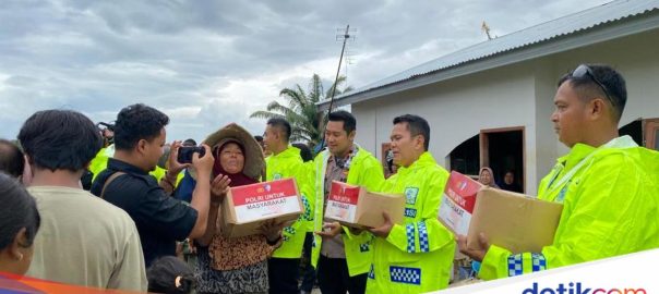 National Police Traffic Corps Humanitarian Team distributes basic food to flood victims in Aceh Tamiang