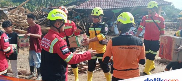 Merdeka Group donates IDR 977 million to help Sumatra disaster management