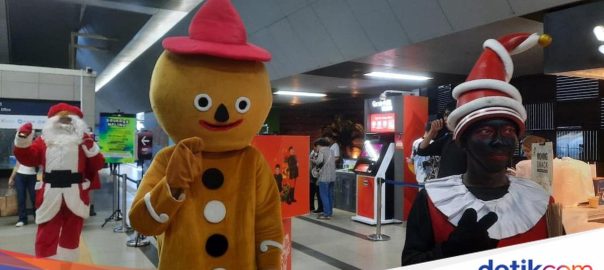 Christmas Carol Atmosphere at Blok M MRT Station, Residents are being moved