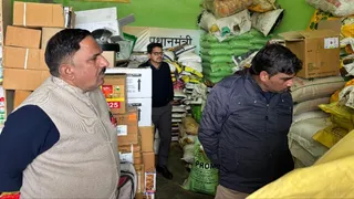 Fertilizer shops raided due to CM Yogi’s strict orders, four samples seized, one license suspended – shops raided after CM Yogi’s strict orders