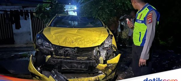 Car falls under bridge in Cilegon, allegedly due to driver seizure