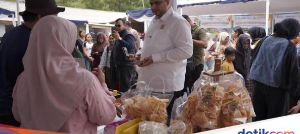 DPR member Rajiv holds a cheap food drive in Bandung Regency